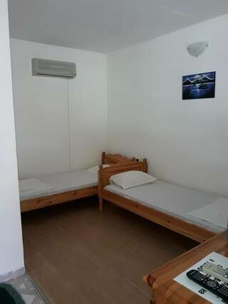 Отель Hotel Sandim Кырджали Двухместный номер с 1 кроватью или 2 отдельными кроватями и террасой-7