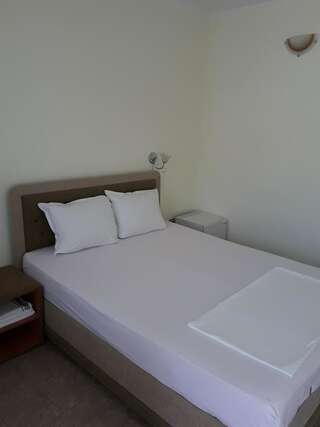 Отель Hotel Sandim Кырджали Двухместный номер с 1 кроватью или 2 отдельными кроватями и террасой-11